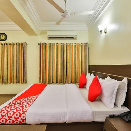 Oyo 17117 Hotel Rainbow Vadodara Zewnętrze zdjęcie