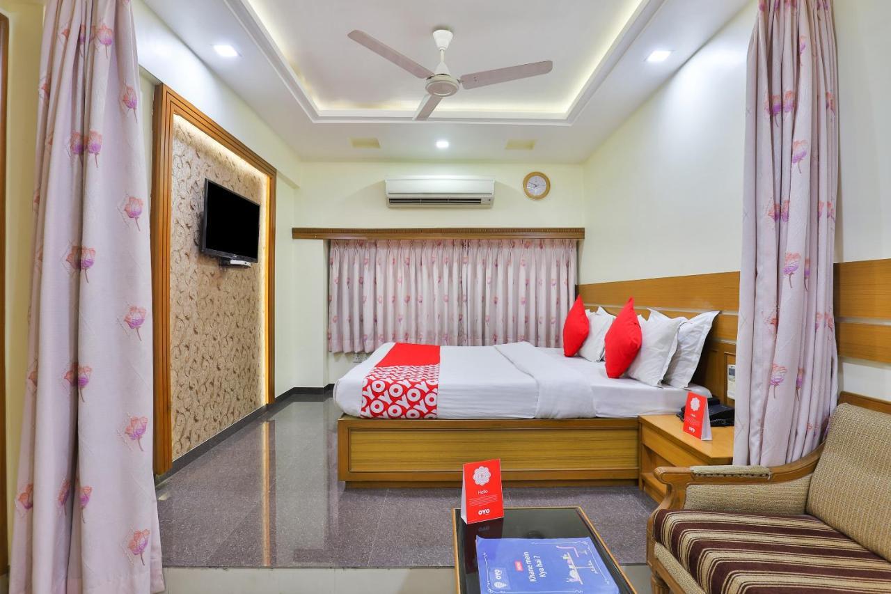 Oyo 17117 Hotel Rainbow Vadodara Zewnętrze zdjęcie