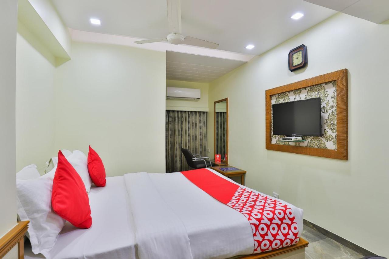 Oyo 17117 Hotel Rainbow Vadodara Zewnętrze zdjęcie